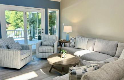 Lakefront Home w Pool, Dock, Fire Pit & Game Room Sip, Sip Away by Avantstay - Foto 10