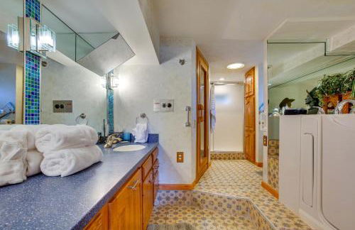 Sauna and Fireplaces! Lakefront Cadillac Retreat - Foto 26