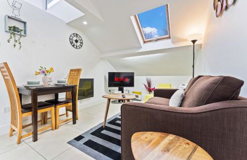 Exquisite 2-Bedroom Penthouse-Sleeps 7-Free Parking with Workspace & High-Speed WiFi - Foto 6