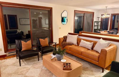 Hot Tub & Firepit Near Ski Resorts & Cozy Modern Cabin - Foto 4