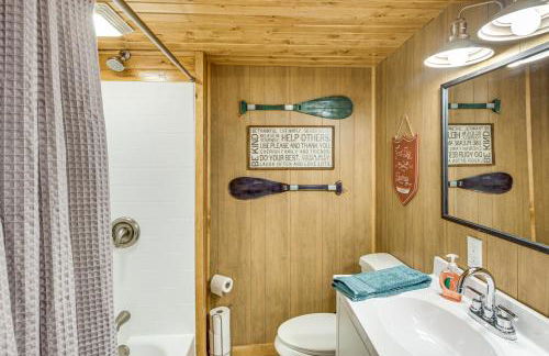 Canal Across Street Family Cabin in Breezy Point! - Foto 28