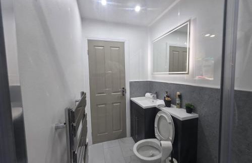 #18 Anfield 5 min walk Sleeps 7 4BR 5Bed 3Bathrms - Photo 51