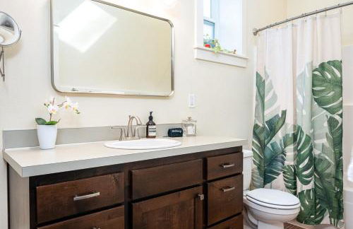 Cozy Laurelhurst Retreat - Photo 10