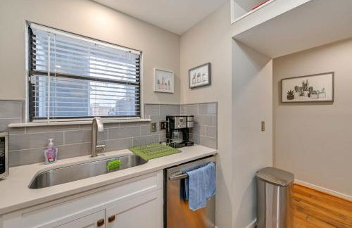 1 Mi to BOA Stadium! Walkable Condo with Porch - Foto 8