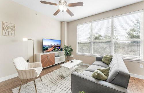 Prime SoCo King Bed 1BR & 2BR Suites w Gym, Pickleball, Laundry - Photo 16