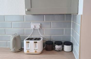 Business Friendly 2BR House Sleeps 5, Wi-Fi, Workspace & Free Parking - Foto 14