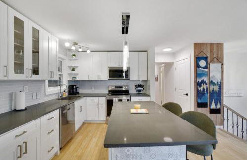 (NEW) Blue Mtn Poconos Retreat Htd pool pet frndly - Foto 6