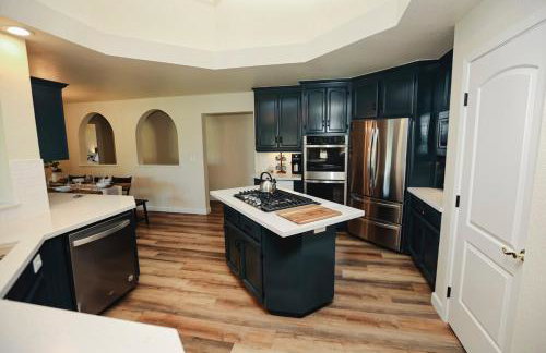 Riverfront Beauty with Pickle Ball Court - Foto 24