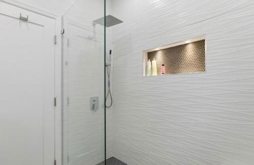 Charming 4BR Bungalow - Steps to Clarendon METRO - Foto 24