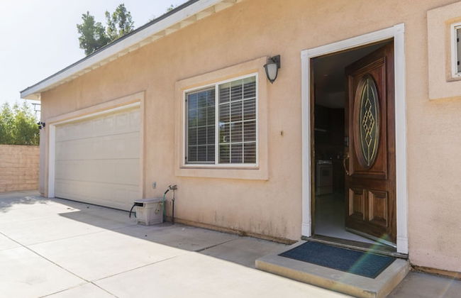 Elegant Retreat Modern Comforts, Prime Location - Photo 46