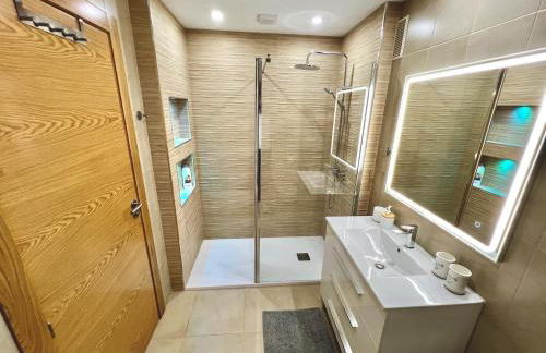 Stunning apartment with a beautiful pool/lake view - Foto 24