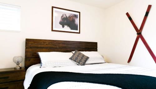 LUX Modern Chalet, Pool & Hot Tub, 10 Mins to the Mountain & Incredible Views - Photo 5