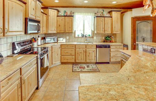 Fish Haven Cabin with Game Room, Views and Deck! - Foto 10