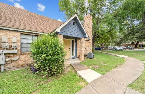 Central Condo 1BR 1BA, Private Patio and Fenced Yard w Parking by Austin Vacay - Foto 26