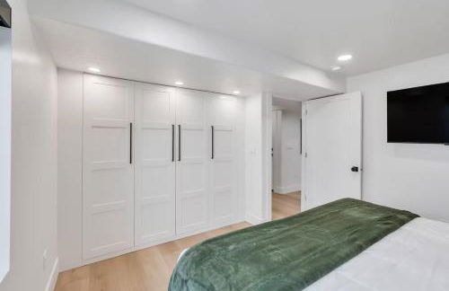 Modern LuxeDen with Private Hot Tub and Fenced Yard - Foto 6