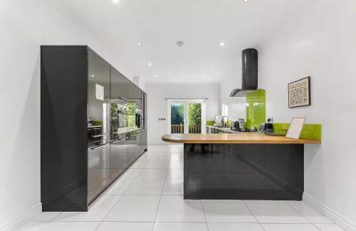 Perfect Booking 4 Bed Home in Cheltenham - Photo 34