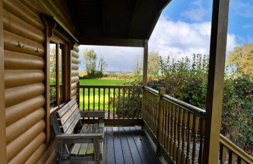 Finest Retreats - Tarkas Holt Log Cabin, Stowford - Foto 8