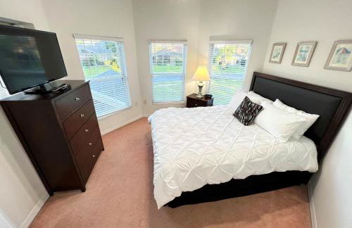 Lakefront Getaway LG South Facing Pool Hot Tub Pool Table & BBQ - 2 miles Disney - Foto 8