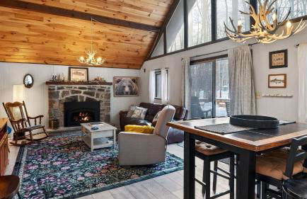 Evergreen Lodge by AvantStay Poconos Lake Cabin Fireplace Large Deck Near Jack Frost Kalahari - Foto 1