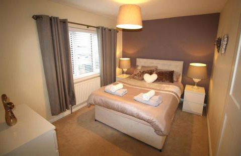 3 Bedroom House - Parking - Wifi - Fully Refurbished Throughout - New Kitchen & Bathroom - Foto 1