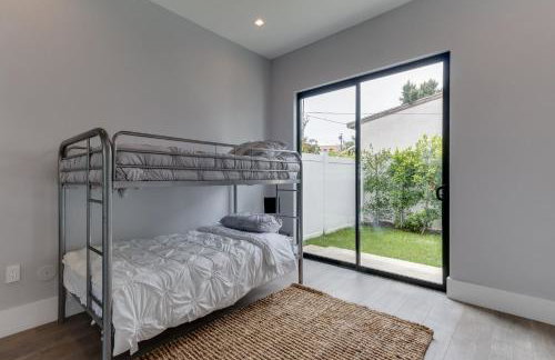 Luxury Modern 4 Bedroom 4 Bathroom Home with Rooftop Deck #4 - Foto 7