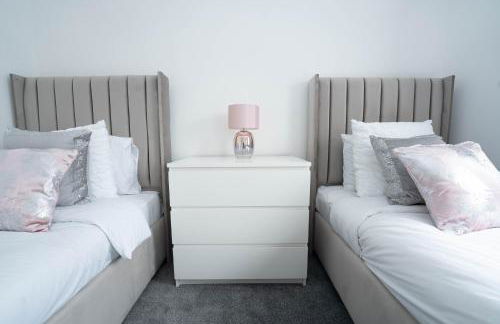 Entire Modern Home with Private Parking for 6/8 Persons - Photo 21