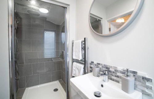 Spacious 4-bed Ample Parking Fast WiFi Contractor Family Friendly - Photo 38