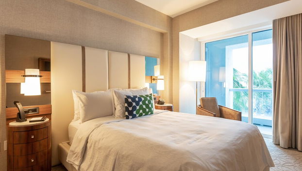 Charming Beachfront Condo With Large Balcony - Photo 5, Room