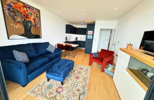 Stunning Beach Front Apartment with Sea views, FREE Parking & Balcony - Foto 1