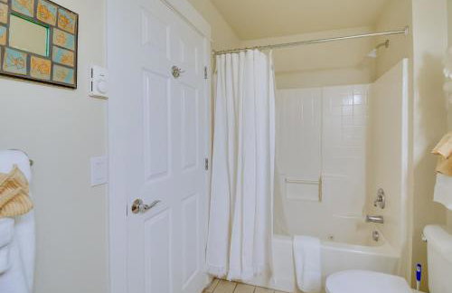 Walk to Beach Panoramic Splendor Westport Condo - Foto 16