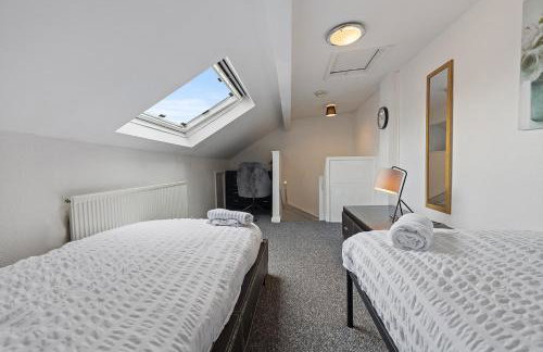 Stylish 2-Bedroom Apartment in Leeds LS12, Perfect for Contractors & Extended Stays-F&K Property - Foto 12