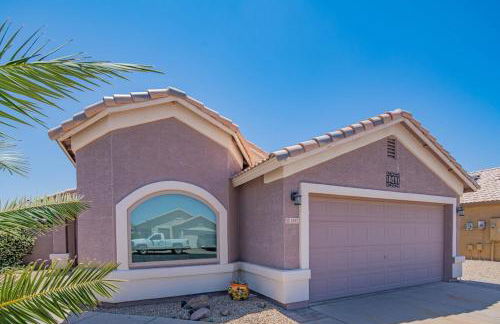 Boho Chic Arizona Villa w Pool & Mini Golf - Foto 39