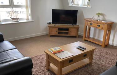 Lovely, Sleeps 6, 2 baths, Riverside Views, Parking, GY - Foto 9