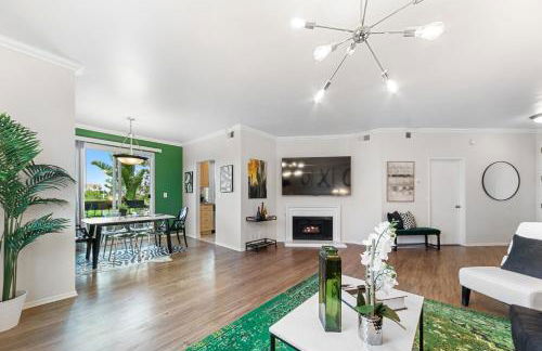 Beverly Hills Glamour Oasis 2 BR Apt with Parking 304 - Photo 32