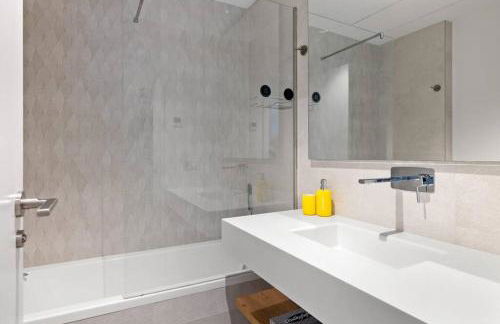 Luxury Apartment next to Golf Course in Marbella - Photo 32