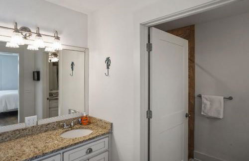 Southern Mermaid Cottage- Pet Friendly Fenced - Photo 26