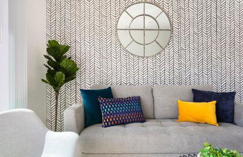 Enjoy Stylish 4BR Townhouse Sleeps 8 with Wi-Fi - Foto 3