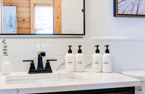 Whiskey Hills - Newly Remodeled Luxury Cabin with Hot Tub, Incredible Views close to Asheville, walk to Hatley Pointe & Ski! - Foto 40