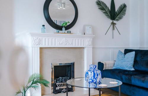 4BR Home for 8, Full Kitchen, Parking, WiFi in Northwich - Photo 10