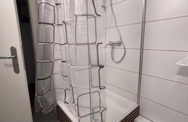 Komfortzimmer #5 für zwei Reisende mit 2 Betten, Gemeinschafts Bad und Küche - Foto 8