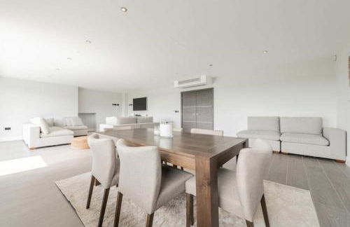 Modern 5 Bedroom Luxury Home with Sea Views and Hot Tub - Photo 18