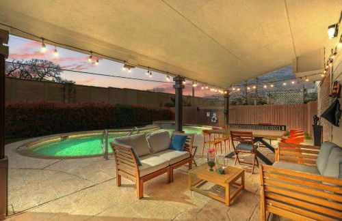 4BD Tropical Pool Oasis with a Game Room - Photo 2