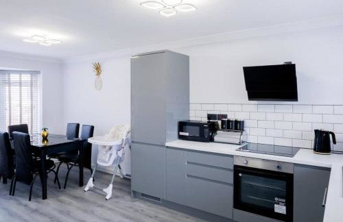 Spacious Cosy 3-Bedroom Home - Photo 9