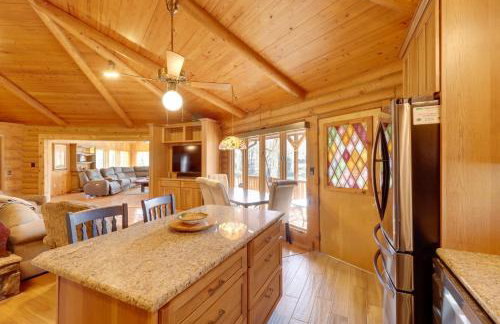 Family-Friendly Riverfront Manor on the Little Red - Foto 11