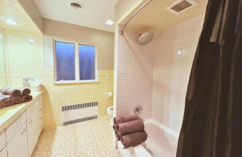 1mi to ND, King Beds, Easy Parking, Pet Friendly, Huge Fenced Yard for Games - Foto 47