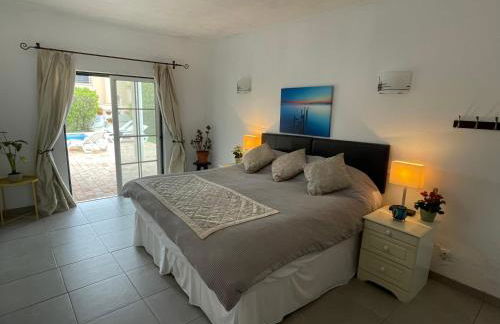 Spacious 3 bedroom villa with pool - Foto 10