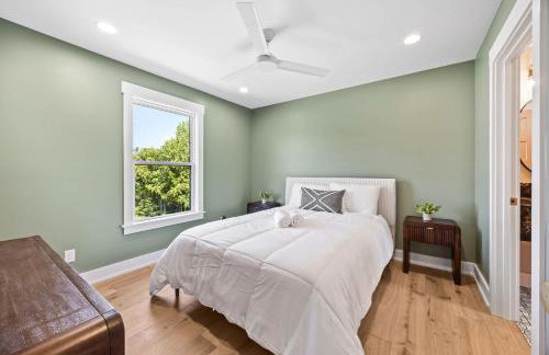 NEW Spacious Clarkson Getaway w Games & Yard - Foto 22