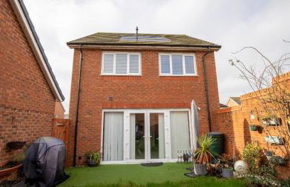 Impressive 4 Bed House Sleeps 8 - Private Parking Fast Wi-Fi Netflix & Foosball, Business Insurance and Leisure Travellers Welcome - Foto 36