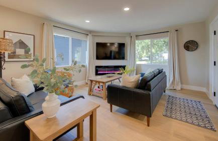 Folsom Old Town Escape • Cozy Cottage + Library - Foto 17