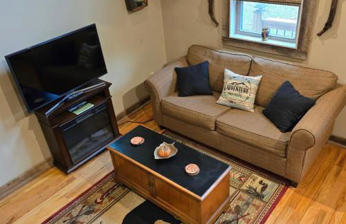 Couples Getaway Cabin with a Loft - Firepit - Creek - Foto 11